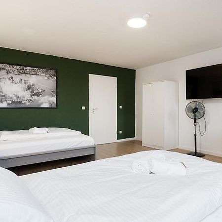 Einfach Aber Sehr Komfortabel - Wohnung Fuer 6 Personen - 2Xwc - Grupen, Messe, Monteure, Studenten - Voll Ausgestattet - 6 Betten 140X200Cm Hochwertig, 3 Smart-Tv 55 Zoll Netflix, 1000 Mbit Wlan, Voll Ausgestattete Kueche Duisburg Eksteriør billede