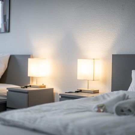 Einfach Aber Sehr Komfortabel - Wohnung Fuer 6 Personen - 2Xwc - Grupen, Messe, Monteure, Studenten - Voll Ausgestattet - 6 Betten 140X200Cm Hochwertig, 3 Smart-Tv 55 Zoll Netflix, 1000 Mbit Wlan, Voll Ausgestattete Kueche Duisburg Eksteriør billede