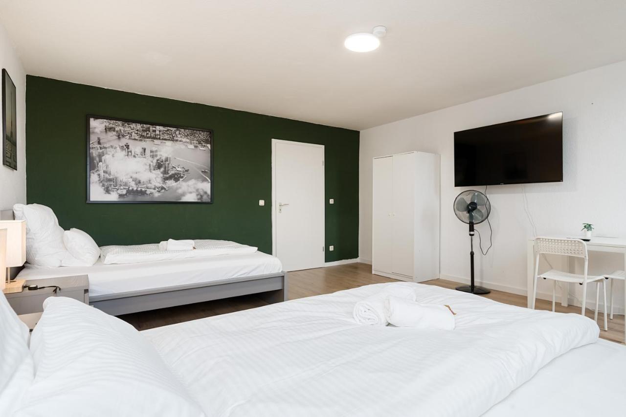 Einfach Aber Sehr Komfortabel - Wohnung Fuer 6 Personen - 2Xwc - Grupen, Messe, Monteure, Studenten - Voll Ausgestattet - 6 Betten 140X200Cm Hochwertig, 3 Smart-Tv 55 Zoll Netflix, 1000 Mbit Wlan, Voll Ausgestattete Kueche Duisburg Eksteriør billede