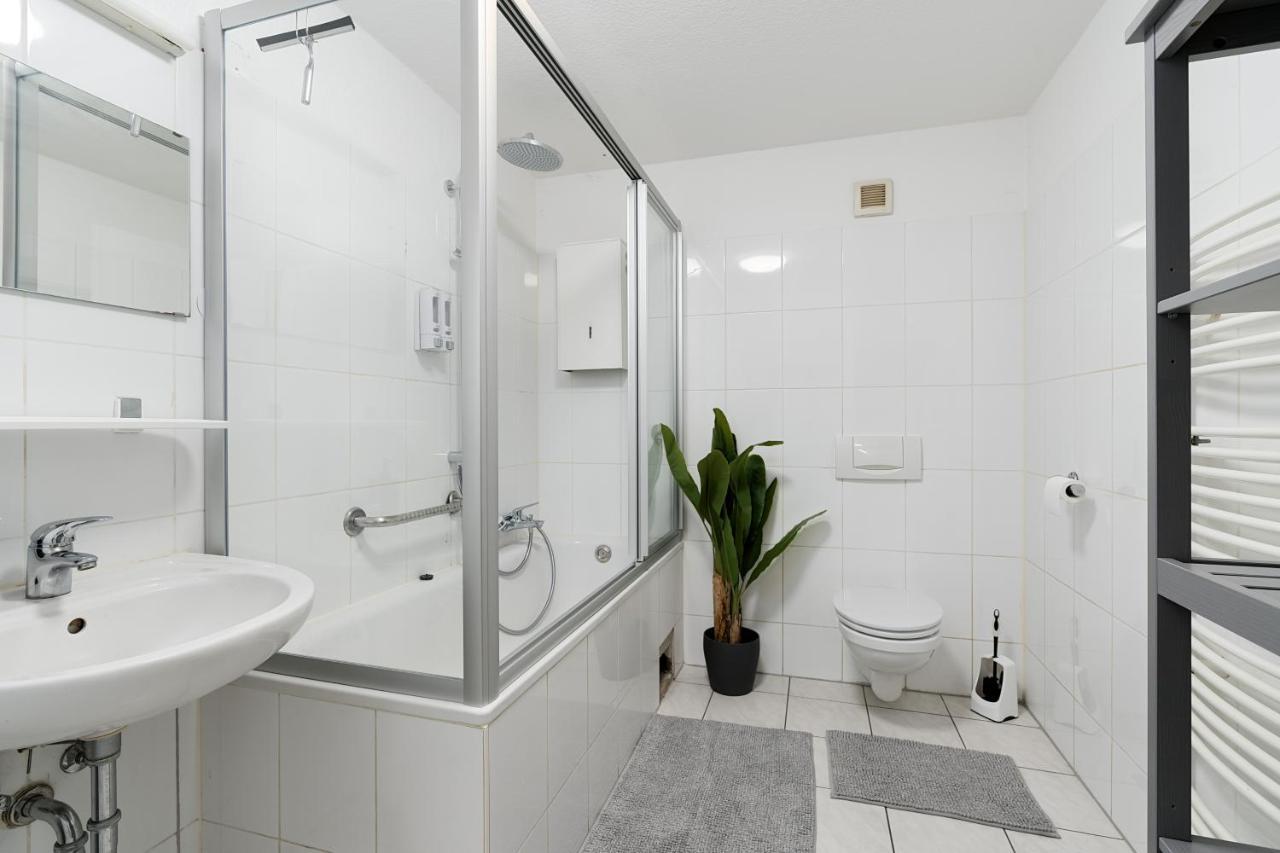 Einfach Aber Sehr Komfortabel - Wohnung Fuer 6 Personen - 2Xwc - Grupen, Messe, Monteure, Studenten - Voll Ausgestattet - 6 Betten 140X200Cm Hochwertig, 3 Smart-Tv 55 Zoll Netflix, 1000 Mbit Wlan, Voll Ausgestattete Kueche Duisburg Eksteriør billede