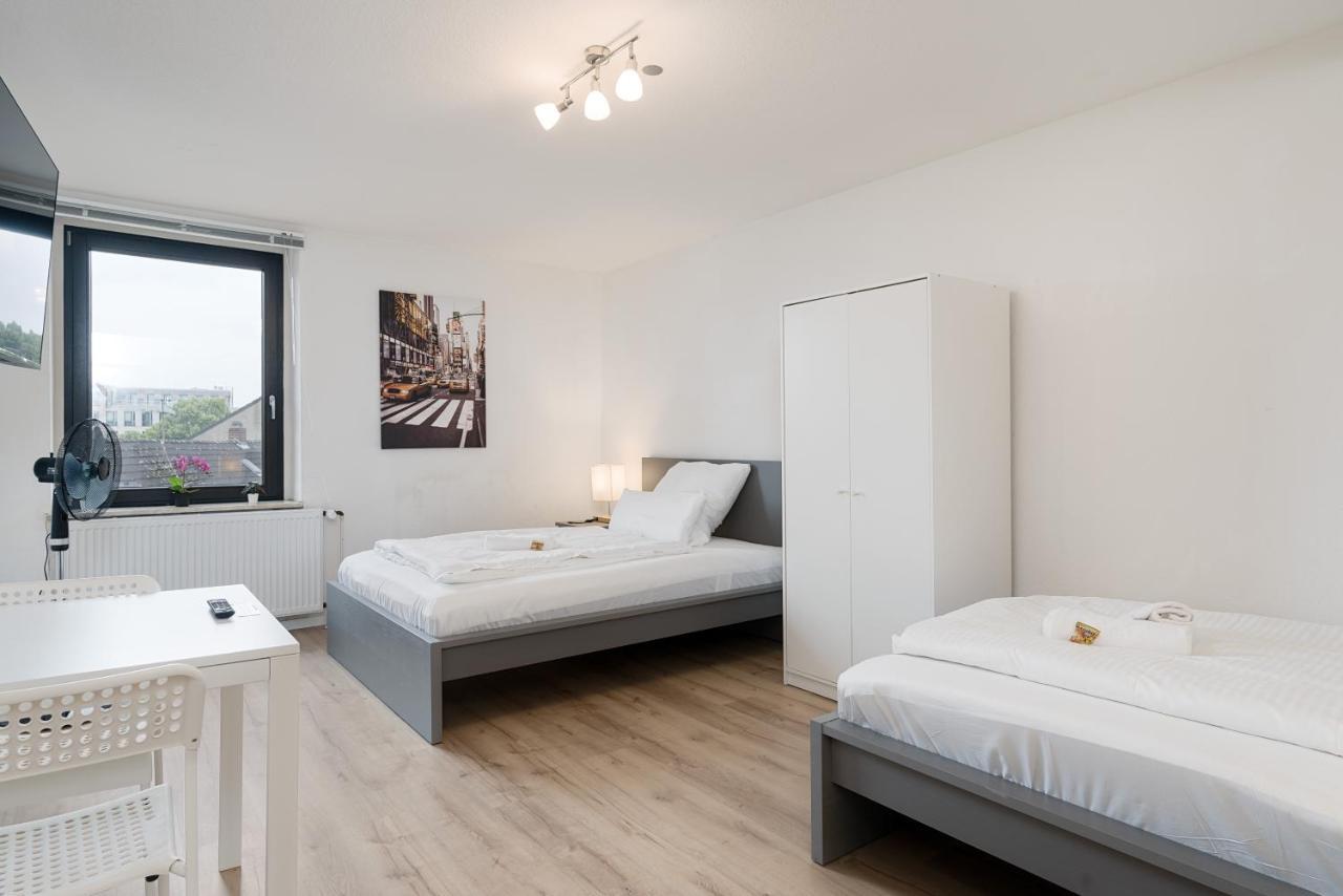 Einfach Aber Sehr Komfortabel - Wohnung Fuer 6 Personen - 2Xwc - Grupen, Messe, Monteure, Studenten - Voll Ausgestattet - 6 Betten 140X200Cm Hochwertig, 3 Smart-Tv 55 Zoll Netflix, 1000 Mbit Wlan, Voll Ausgestattete Kueche Duisburg Eksteriør billede